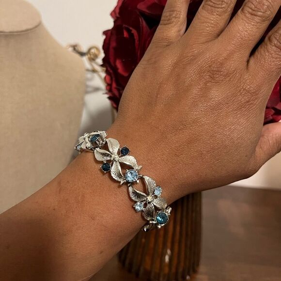 CORO PEGASUS VINTAGE BRACELET WITH BLUE RHINESTONES - Picture 2 of 5